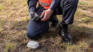 Mann führt Messungen durch Mann führt Messungen durch