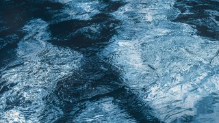 Wasser mit Lichtreflektionen Wasser mit Lichtreflektionen