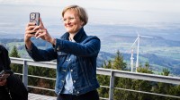 Fan der Holzschlägermatte - Dr. Fanziska Brantner macht ein Selfie